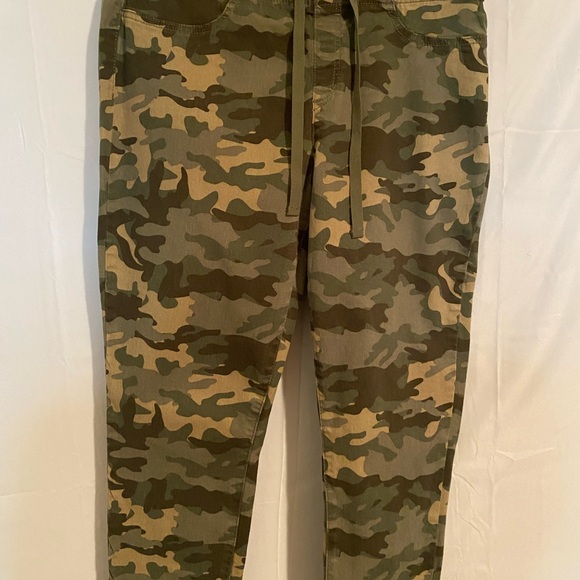 LEI Camouflage Ankle Pants Green Brown - Picture 3 of 4